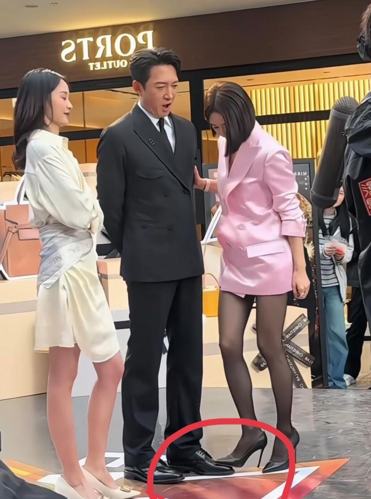 想不到秦岚现实中是一个这么多，富有幽默的一个女演员，她站在那里跟王阳逗乐，两个人