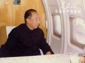 1974年时任中共中央政治局委员的华国锋，去参加女儿的家长会，被一名家长询问道：