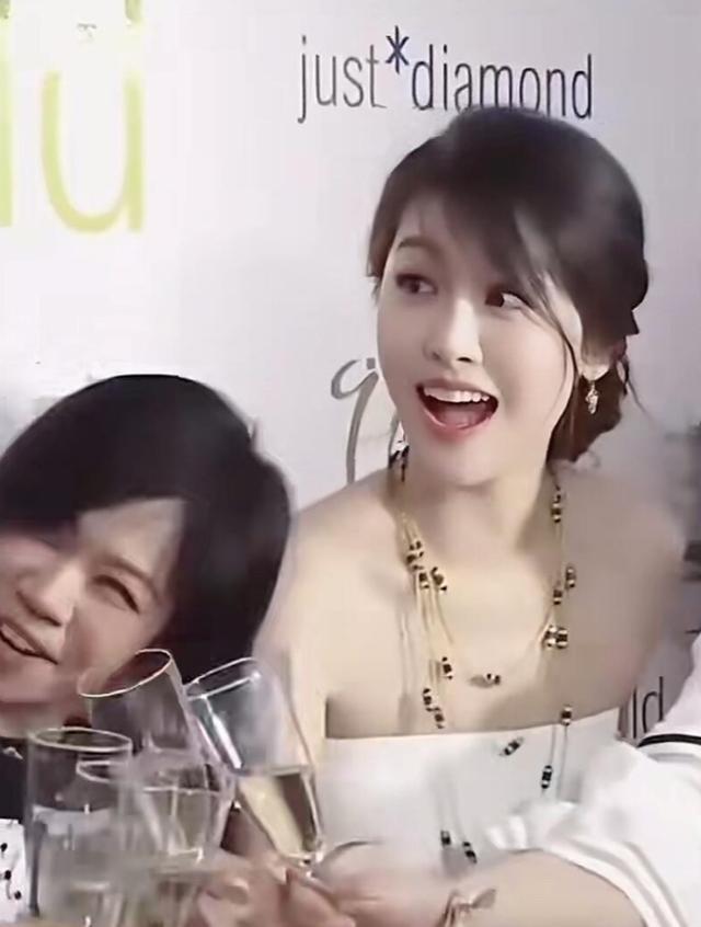 6000万资产留给前妻，傅浤鸣转身娶了周丽淇。都以为她嫁入豪门，从此养尊处优。