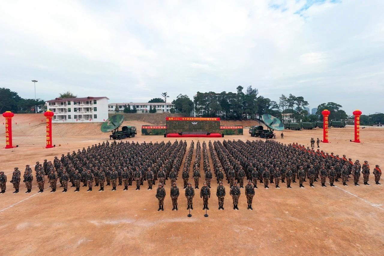 （老素材）图一的场地既不是QZU，也不像是DKU；与图二出现的同款装备，两则素材