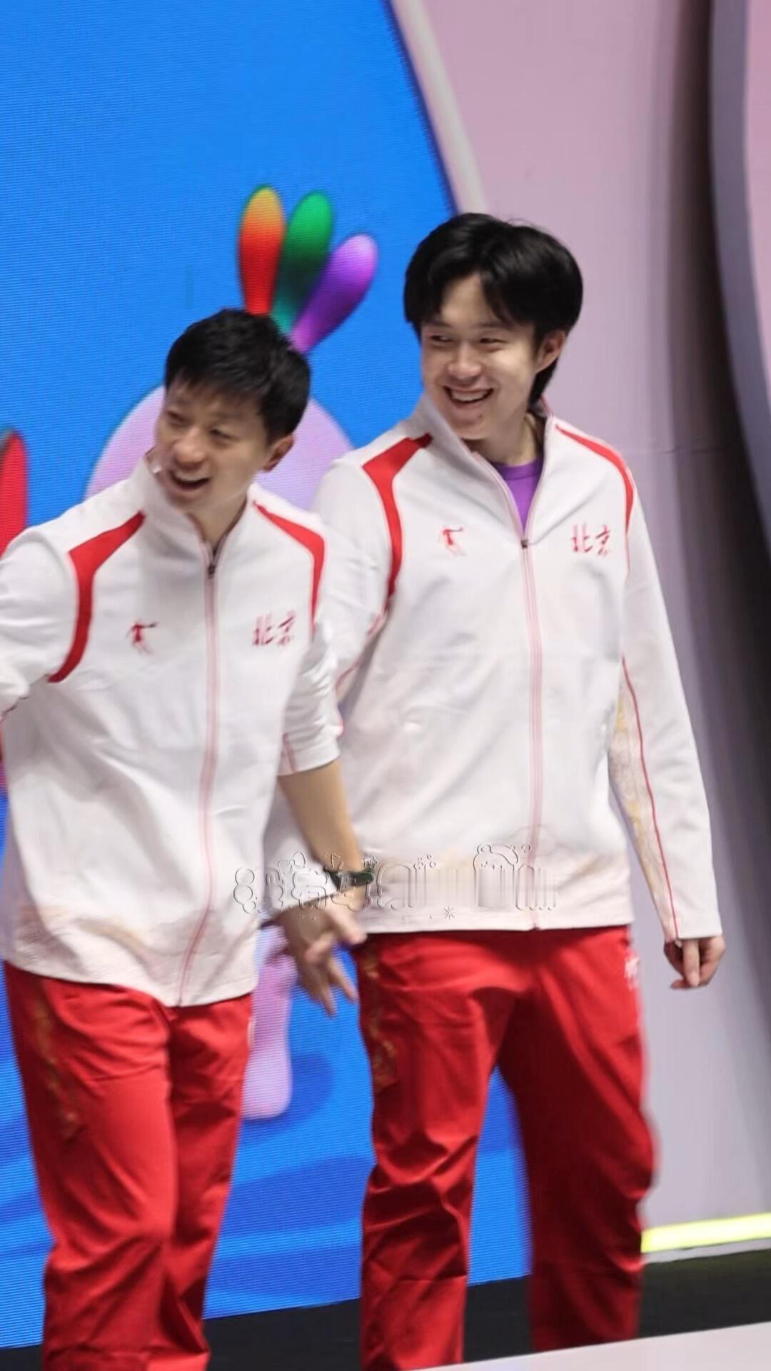 龙队也有可爱的一面，男团上台领奖竟然牵着队友的手，头哥可是跟着龙队长大的！龙哥