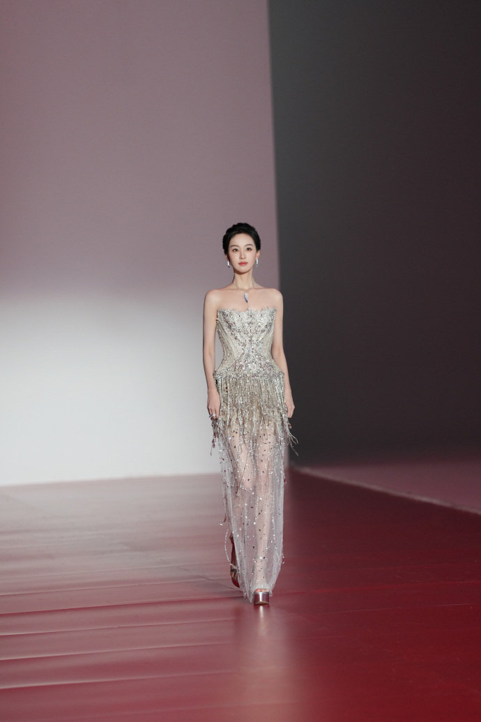 陈都灵浓妆淡抹总相宜陈都灵星光大赏两套造型工作室又出图啦，家嘟真的淡妆浓抹总相