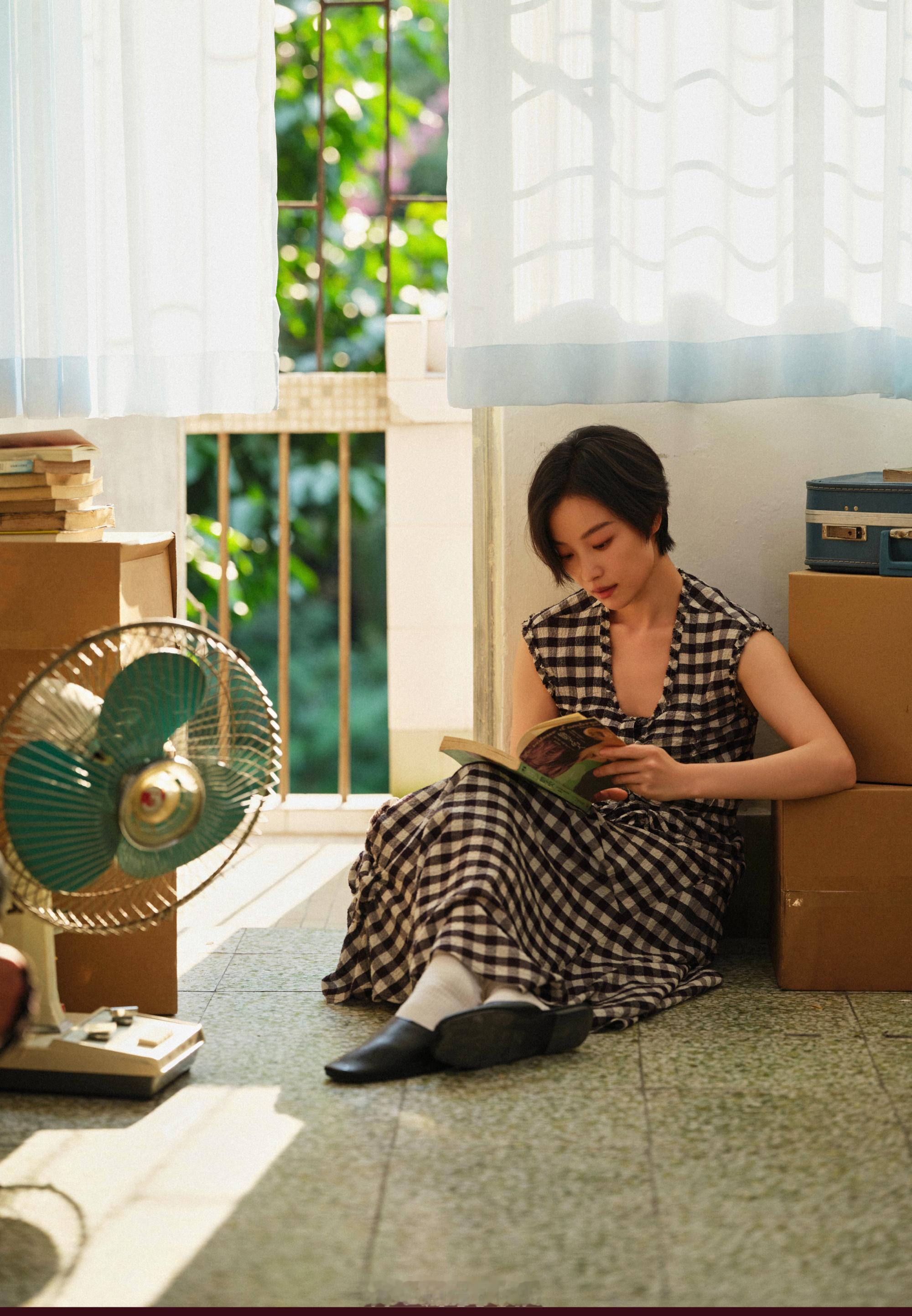 风一吹倪妮就有电影感了广州的风很懂倪妮的美看《风辞典》最大的感受是：倪妮太适合