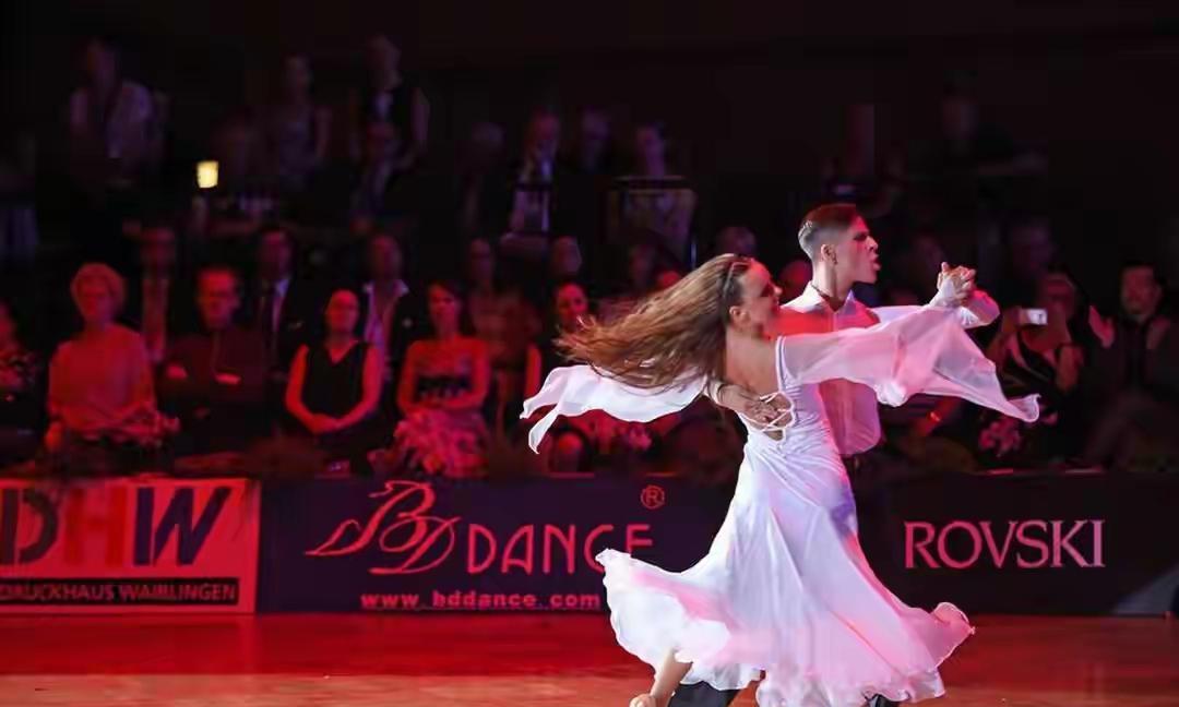 我跳了二十多年交谊舞，去过很多地方，如果旅游或者出差，晚上没事我第一件事就是寻找