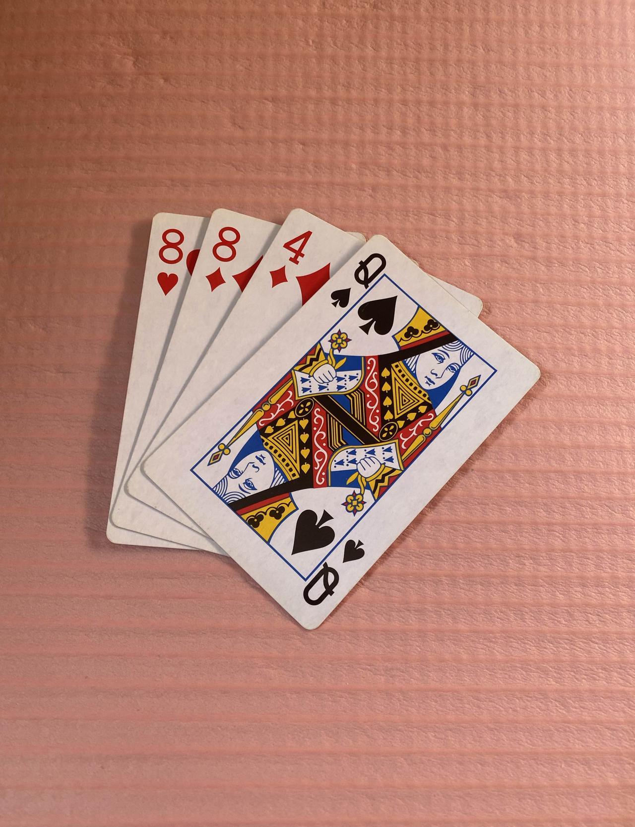 你孩子的数学老师，可能在抽屉里藏了一副扑克牌。那不是娱乐，而是撬动思维的杠杆。