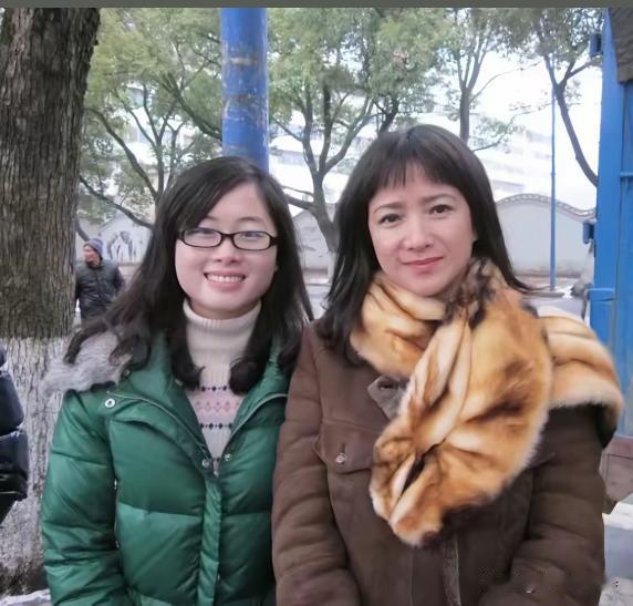 已故著名内地女演员:何晴老师。她在生活中非常的平易近人，没有一点明星架子。这