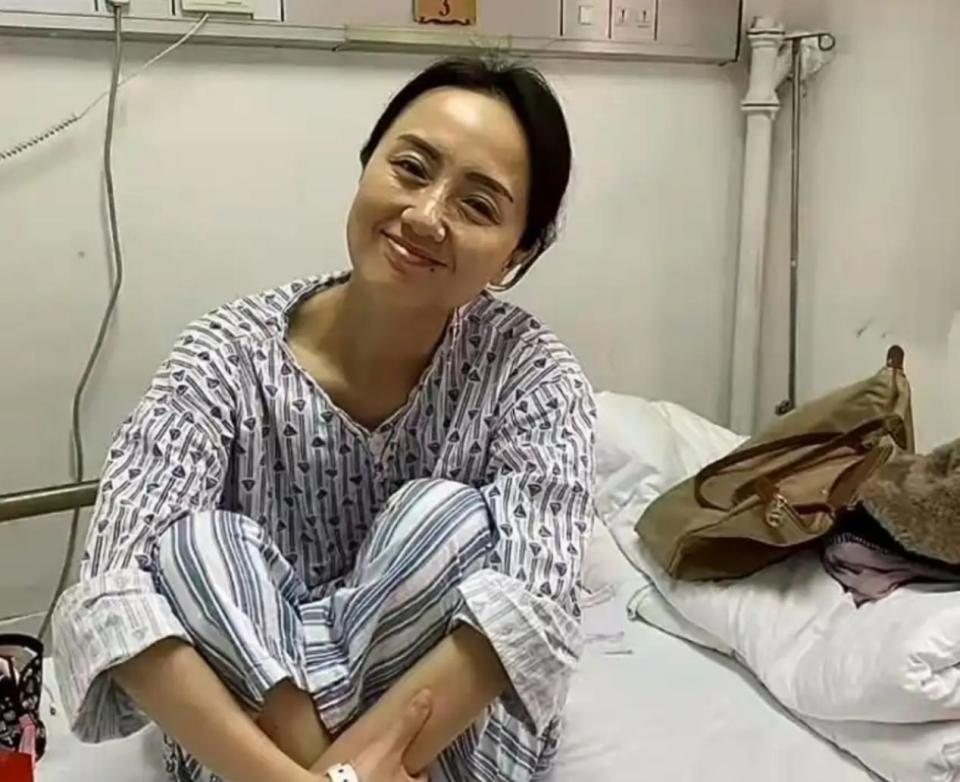 同事自己发现患上了卵巢癌，她马上就要退休了。小孙女刚出生不到100天。我劝同事