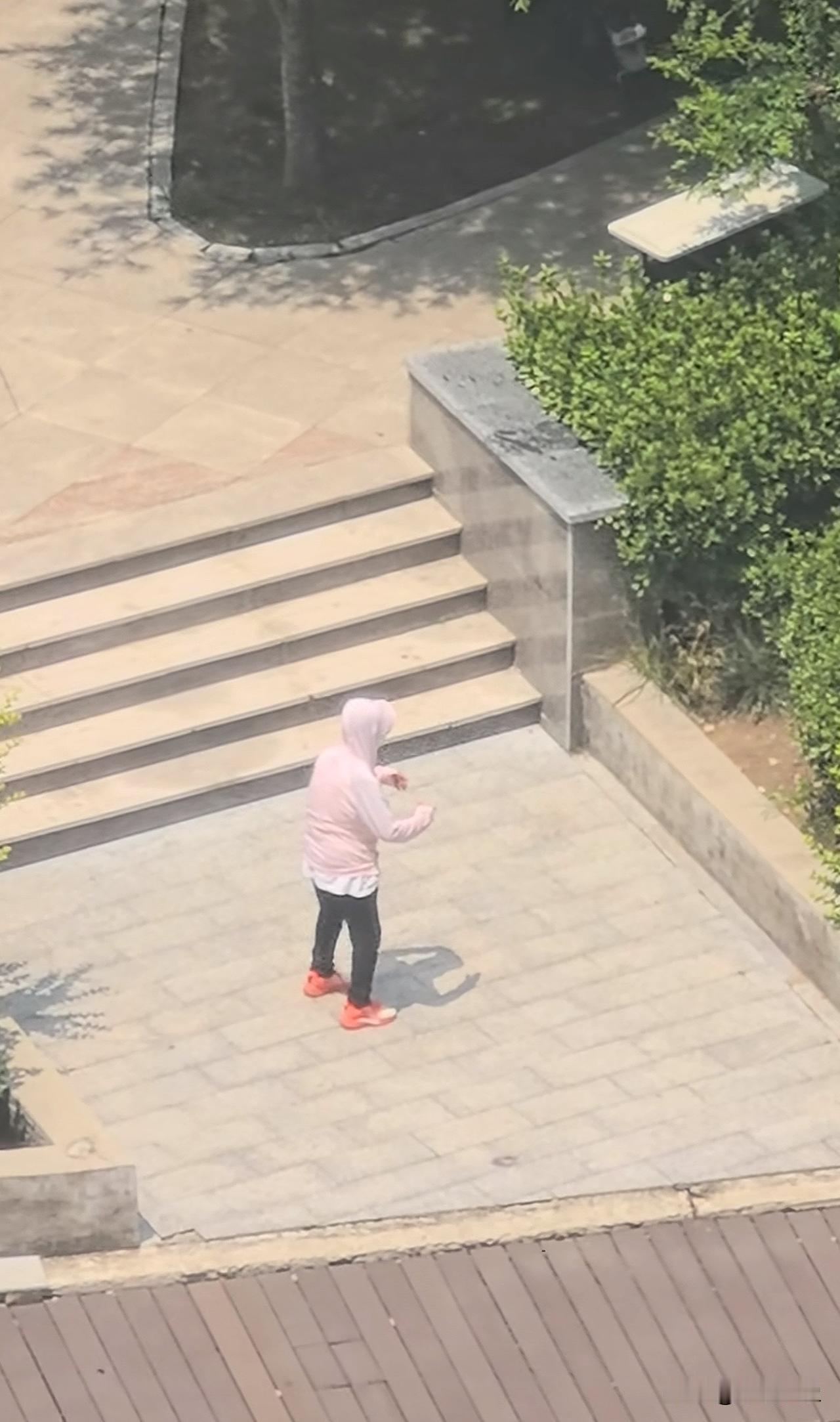 大姨这练的什么功？四个小时一动不动😯