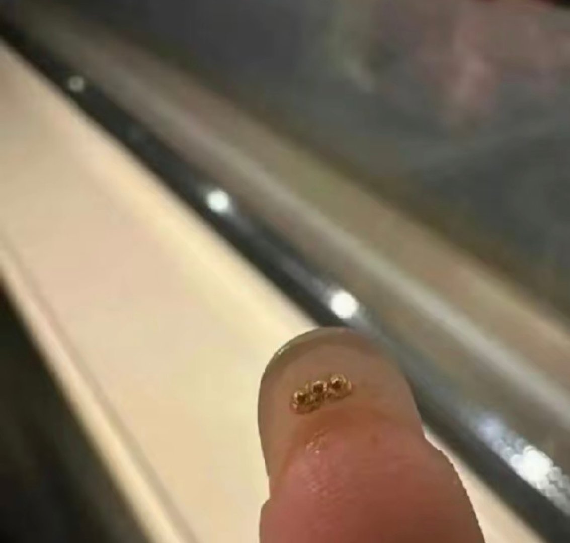 怪不得金店不许留指甲真会不小心沾到指甲里面！​