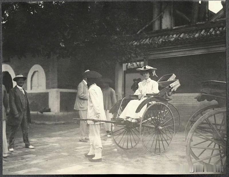 1905年，美国总统罗斯福的女儿爱丽丝罗斯福来华见慈禧，在崇文门三官庙乘人力车的