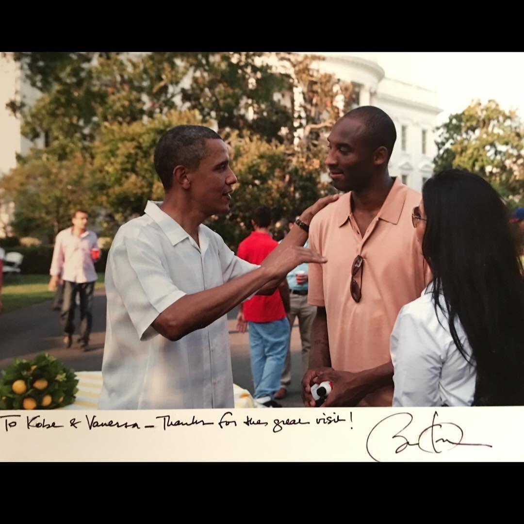 科比和奥巴马合影，他们笑起来好像兄弟俩。科比和克林顿合影，衬得克林顿都矮了。打篮