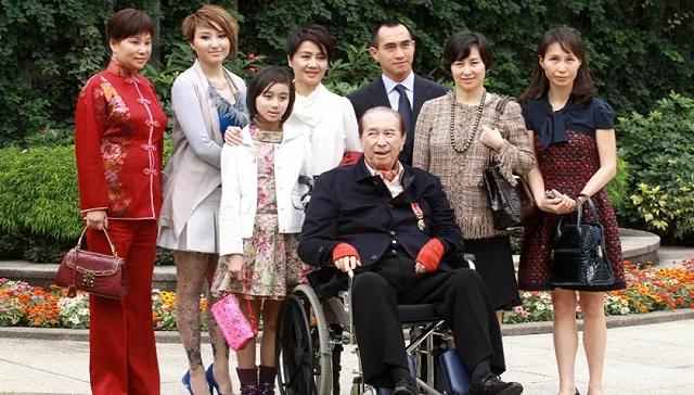 一次上流社会宴会，她当众指着何鸿燊鼻子说:“你对我妈妈太冷酷无情！没有我外公家，