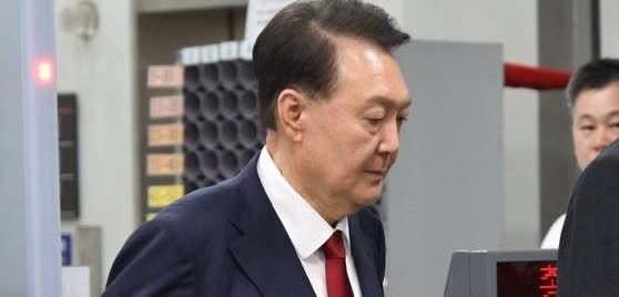 由于前总统尹锡烈因涉嫌叛乱领袖罪缺席审判，尹锡烈方宣布在特检维持起诉期间，尹锡烈