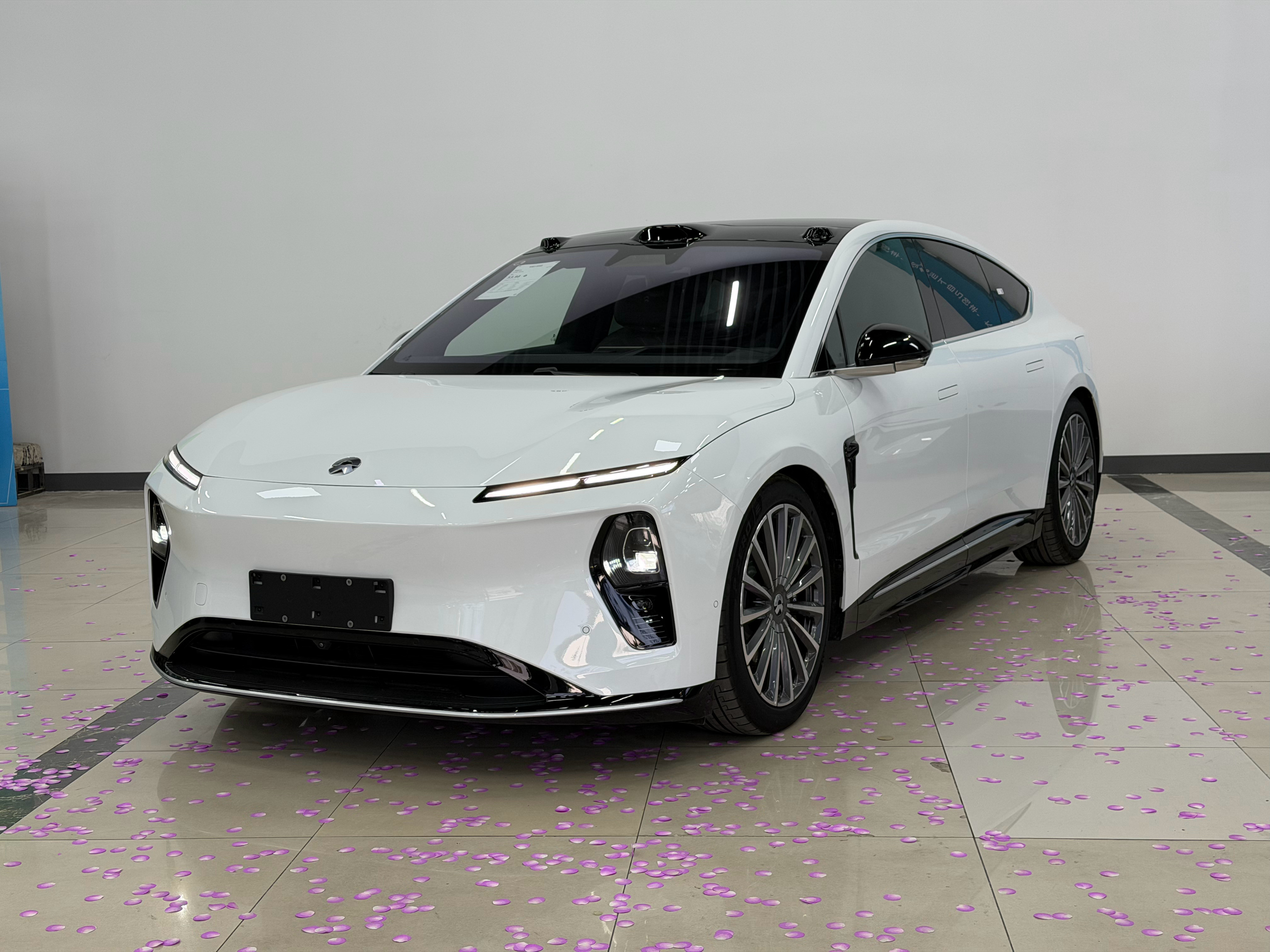 这台蔚来et9实在是卖不掉了主要原因白色➕轮毂造型➕后排没电视第一部准备给他改个