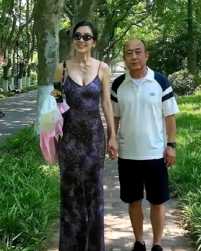 当你看到这张图，你会想起什么？你是不是也和我一样：经济决定一切！包括爱情！