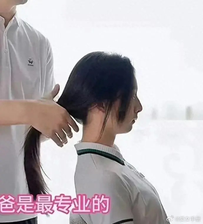 17岁的森碟在北京合生汇被偶遇，素颜买仓鼠，下巴矫正后颜值飙升。​​​