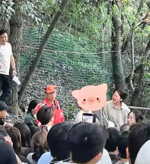 看清一个人，不亏！4月27日报道，杭州北高峰上演了一场戏剧性名场面：男子带女