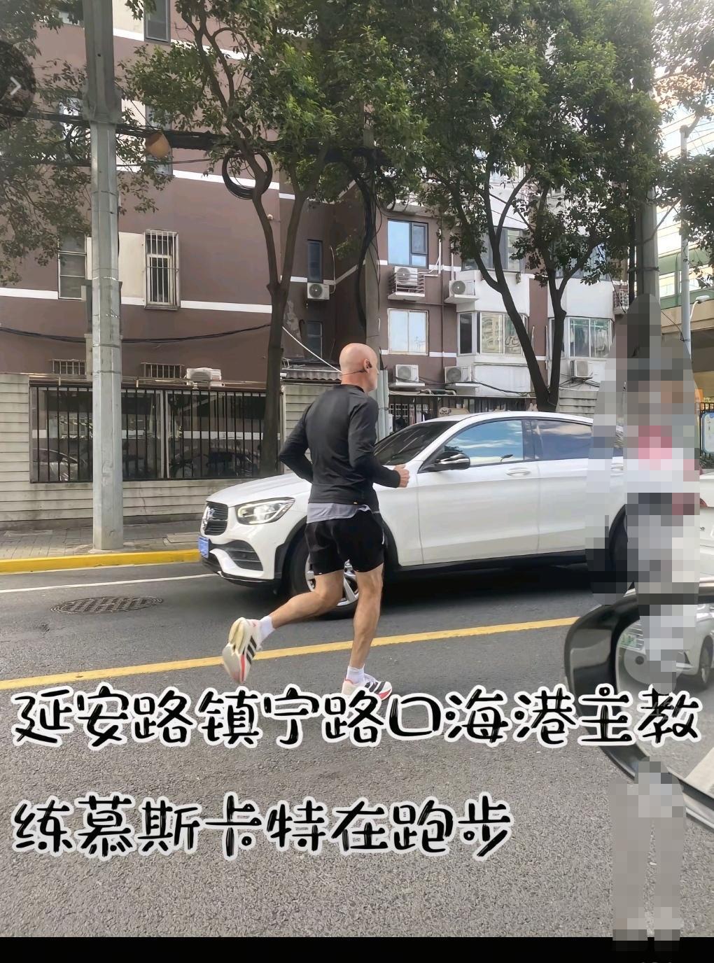 他为何要在马路中间跑步？这不是妨碍交通了吗？可以在上海的滨江步道跑步啊！当然跑步