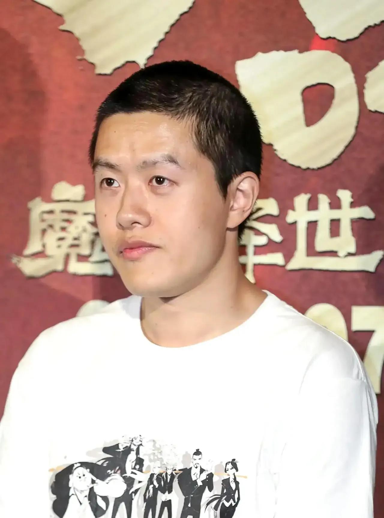 饺子导演应该感谢王长田，替他承受了这份尴尬。王长田上去领奖时，全场没一个起立的