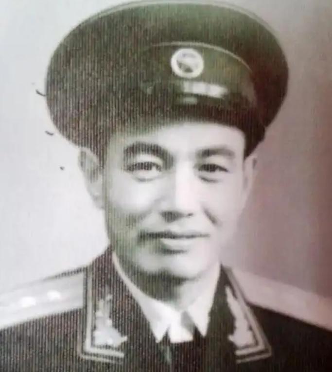 1944年，一名日军的翻译官突然打开牢门，朝着牢中全身都是血的九名八路军战士大喊