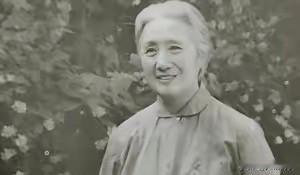 1925年，已经生下四个女儿的董竹君，为了满足丈夫想要儿子的心愿，不顾自身安危怀