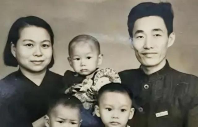 1947年，中统特务陈梦麟酒后失言，拍着同僚张一锋的肩膀炫耀：“礼拜五去大使馆抓