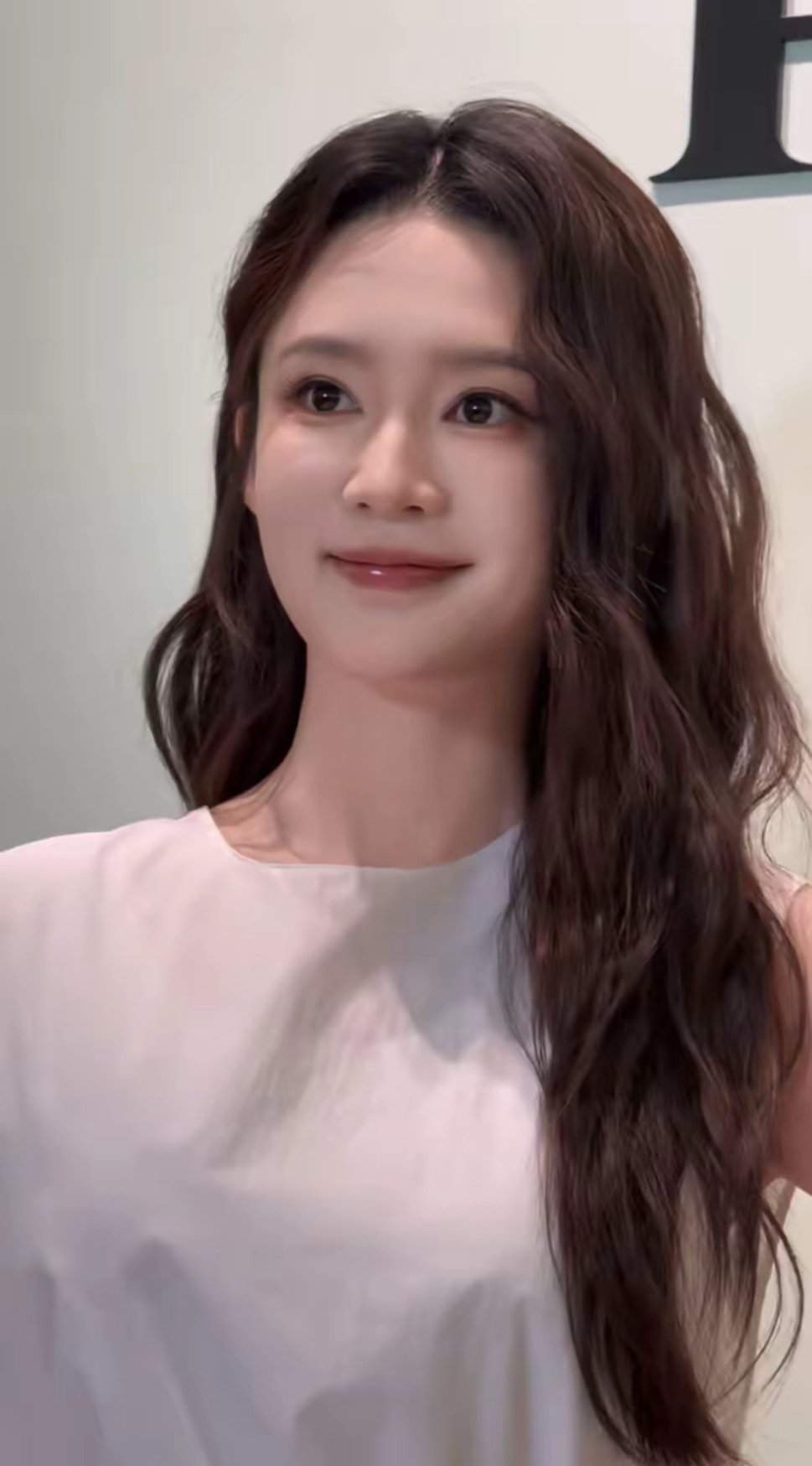 18年前和18年后李沁和杨幂还是这么漂亮稚嫩青涩的脸变得更成熟内敛五官也更精致立