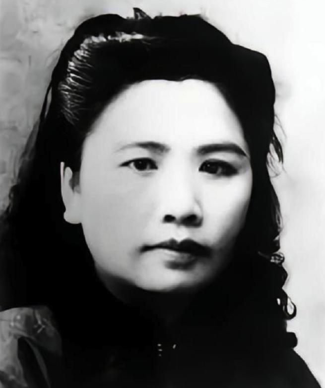 1938年，周恩来派王曼霞打入国民党高层。谁知，她却嫁给蒋介石心腹陈尔晋，身份将