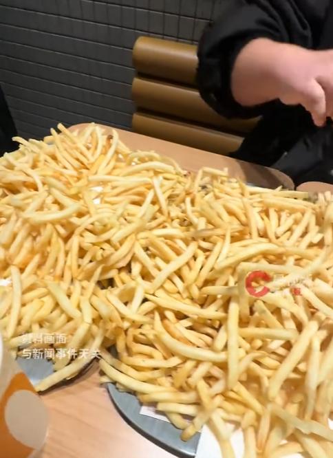 活久见！悉尼麦当劳里，中国留学生刚吃完汉堡拿起薯条，一个流浪汉突然扑过来就抢，