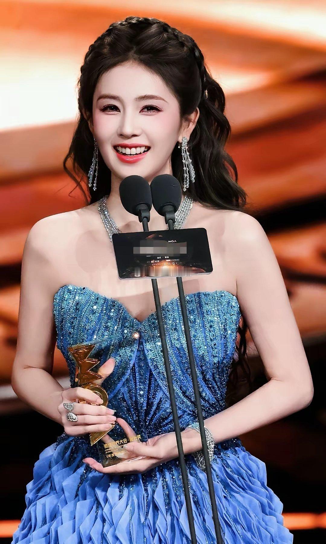 白鹿能火不是靠的实力，也不是靠的天赋，纯属是靠的拼劲，靠着勤奋。其实看白鹿演戏，