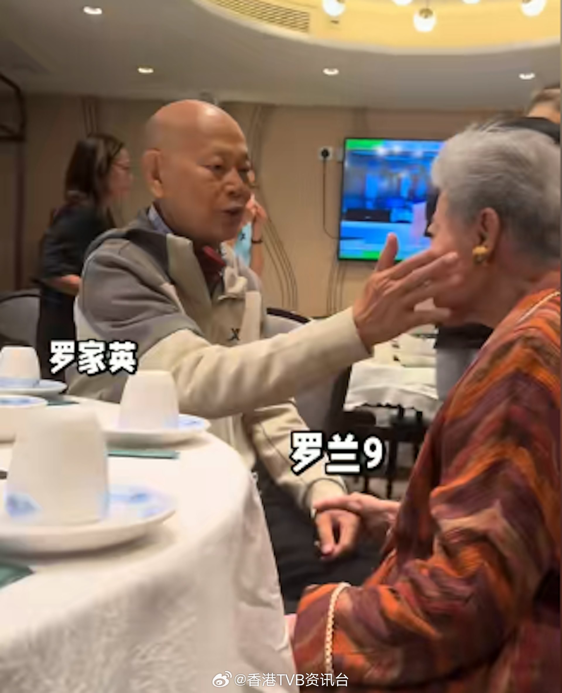 91岁罗兰酒楼聚会获罗家英宠溺摸脸一时认不出展昭何家劲现年91岁的罗兰，身体情