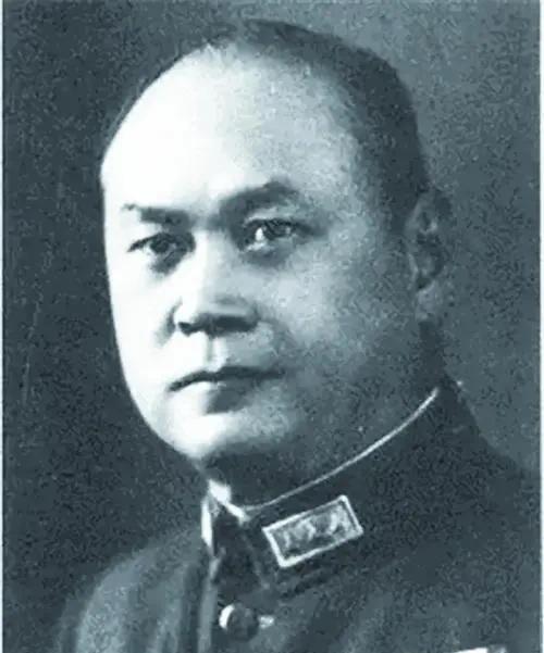 1949年8月的一天，特务头子沈醉在家中部署对杨杰的暗杀。沈醉的母亲听到后，用手