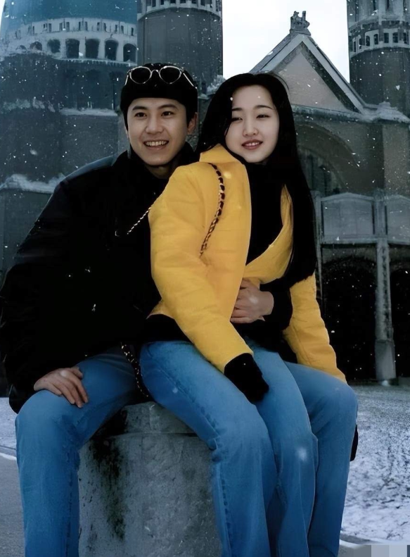 1991年，杨钰莹和毛宁的合影。彼时杨钰莹才20岁，毛宁才23岁，杨钰莹满脸