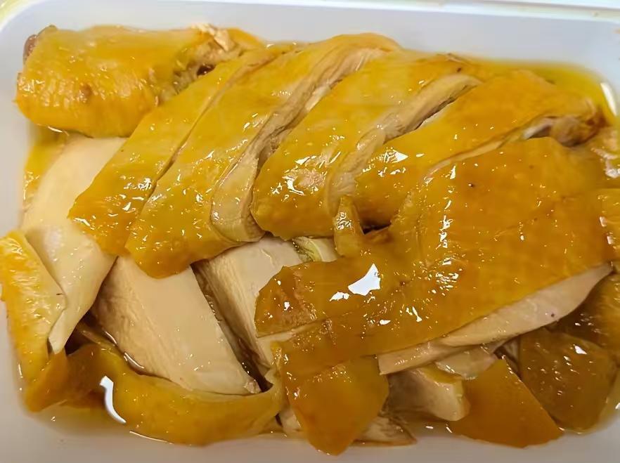 去看全进华自己拍的白切鸡教程视频，江浙白斩鸡骨头见血但肉白就能吃了，白切鸡应该是