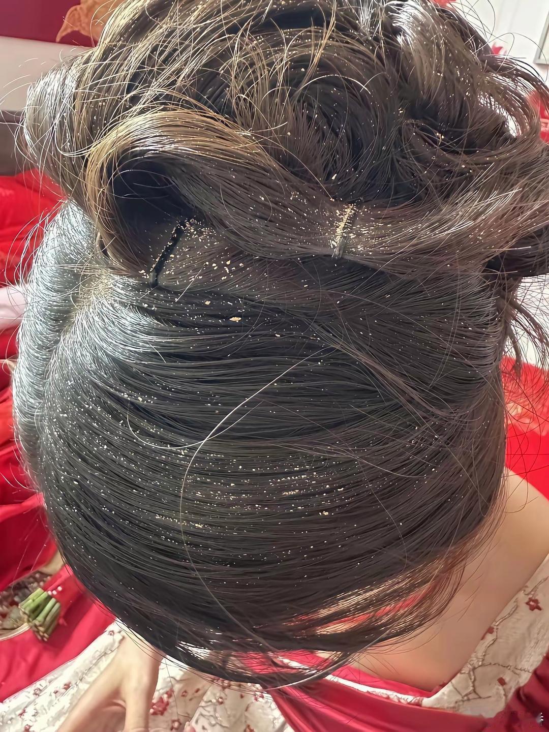 化妆师感觉人生陷入了黑暗，新娘结婚前一天洗个头很难吗？​​​