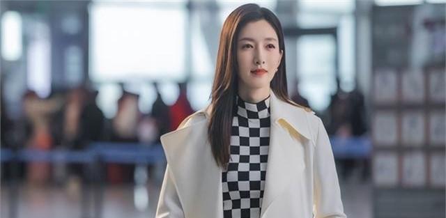 撞见老公出轨，她第一反应不是掀桌子，而是死死护住饭碗。别急着骂她“窝囊”，在这