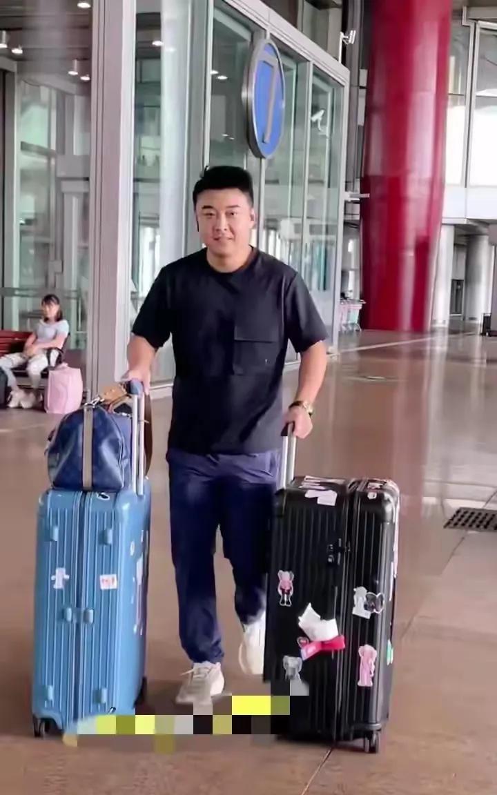 王皓回到北京脸色真是太好看了！拉着满满两个大行李箱，一看就是给老婆和儿子买的礼物