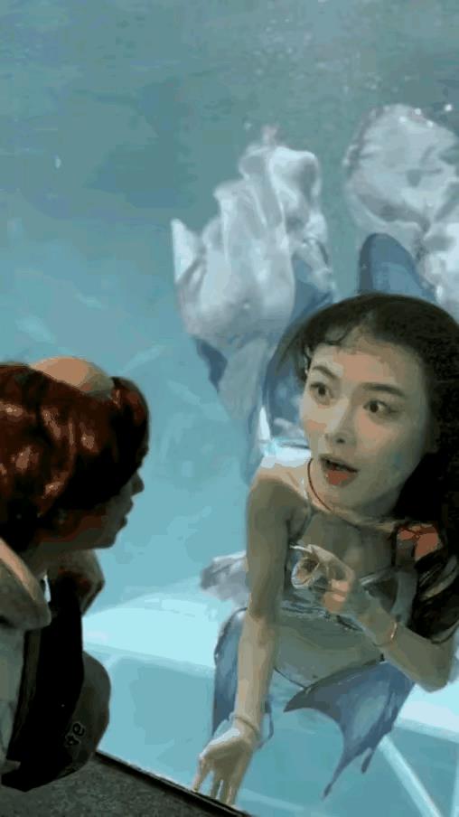 在水里能张嘴吗[惊恐]