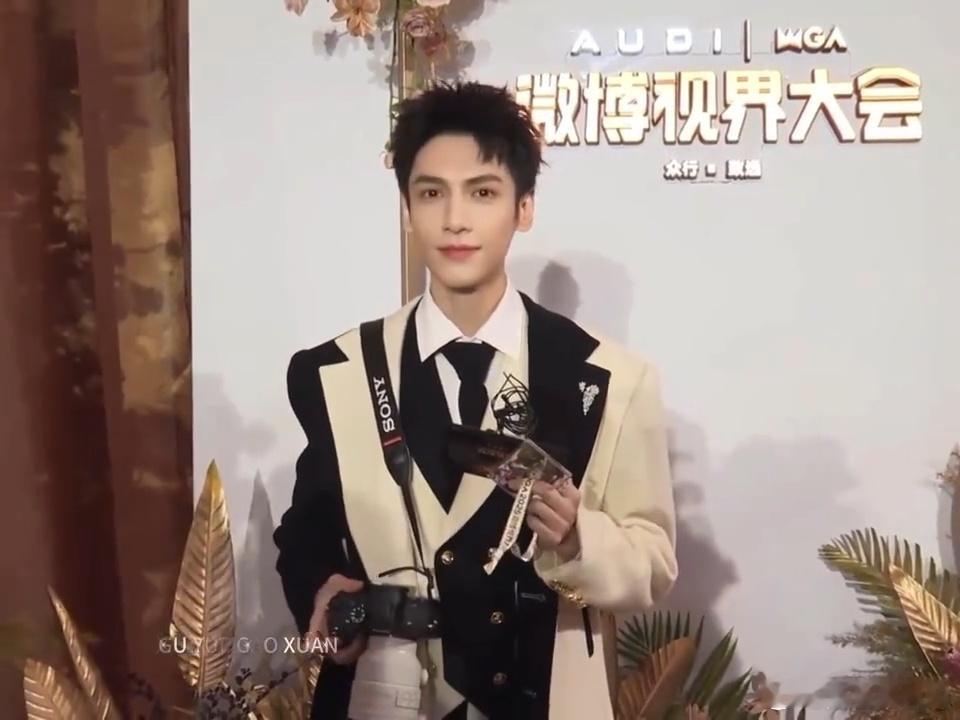 罗云熙视界大会化身摄影师罗云熙这是来当站哥的吧谁在视界大会捕捉到举着设备认真拍