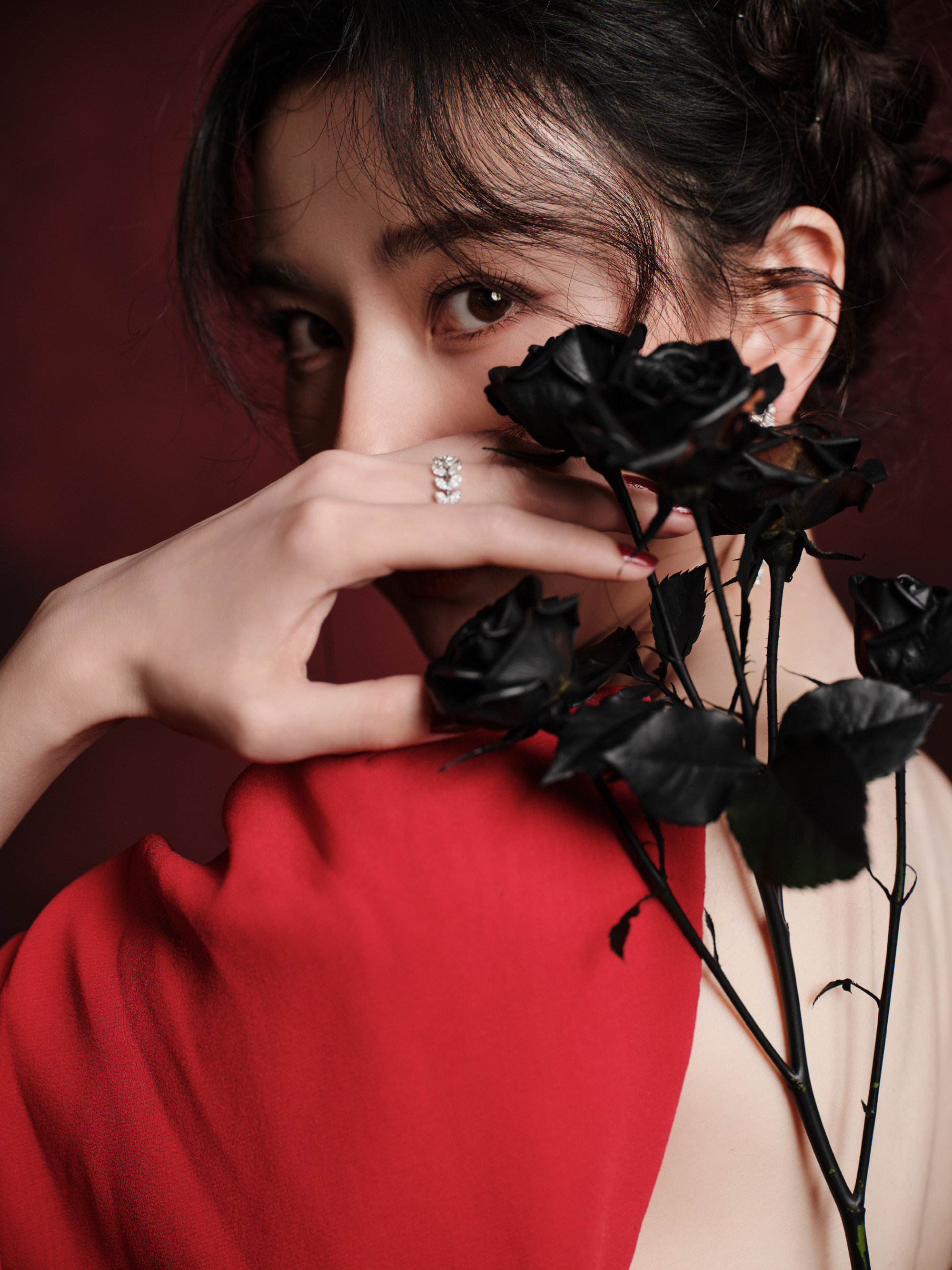 宋祖儿星光大赏出图，一抹红裙穿搭，柔美中透着优雅气息。宋祖儿