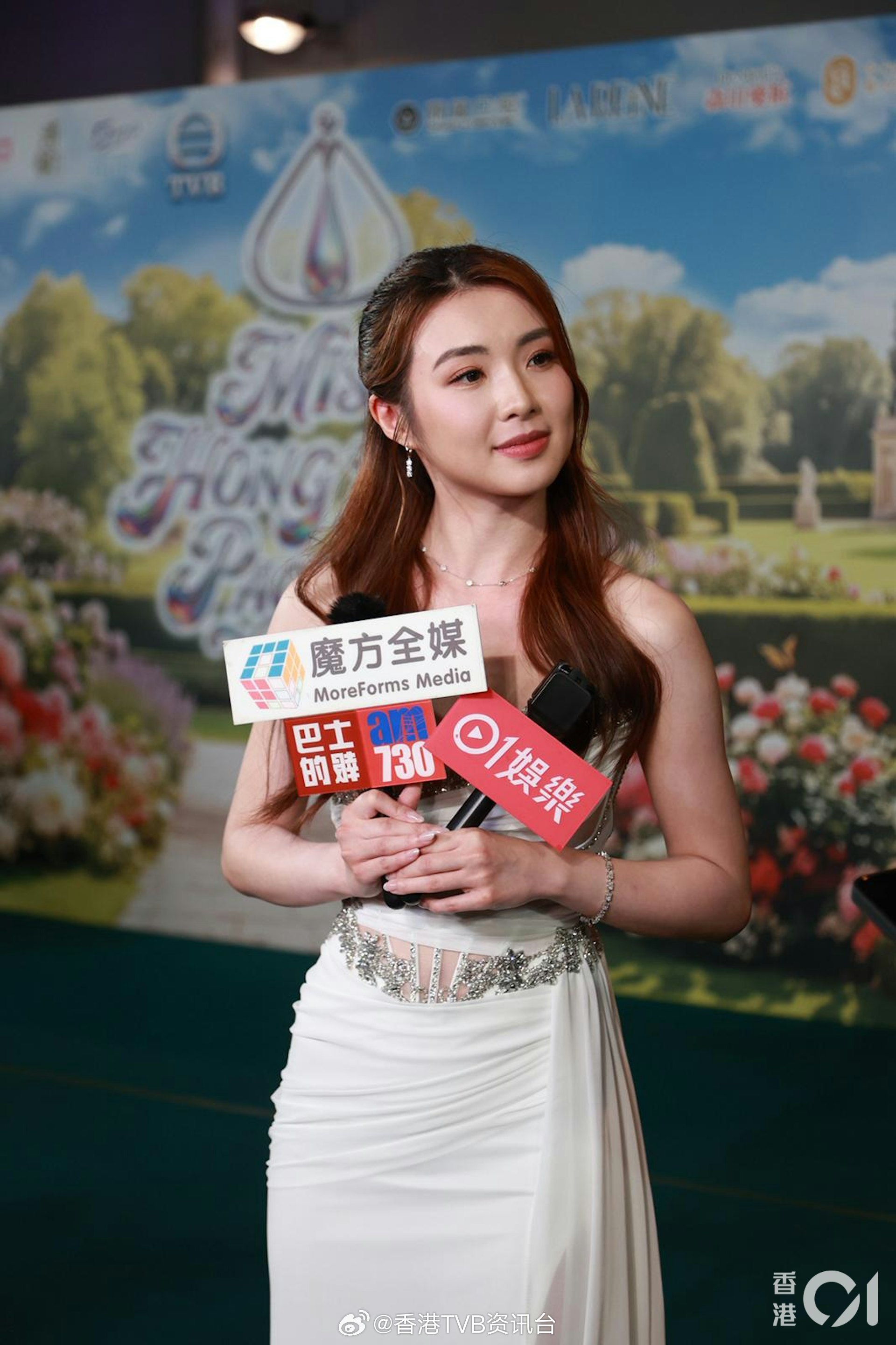 梁凯晴被拍到和黄建东一同看演出，火速划清界限：下次会站远一点梁凯晴早前被拍到跟黄