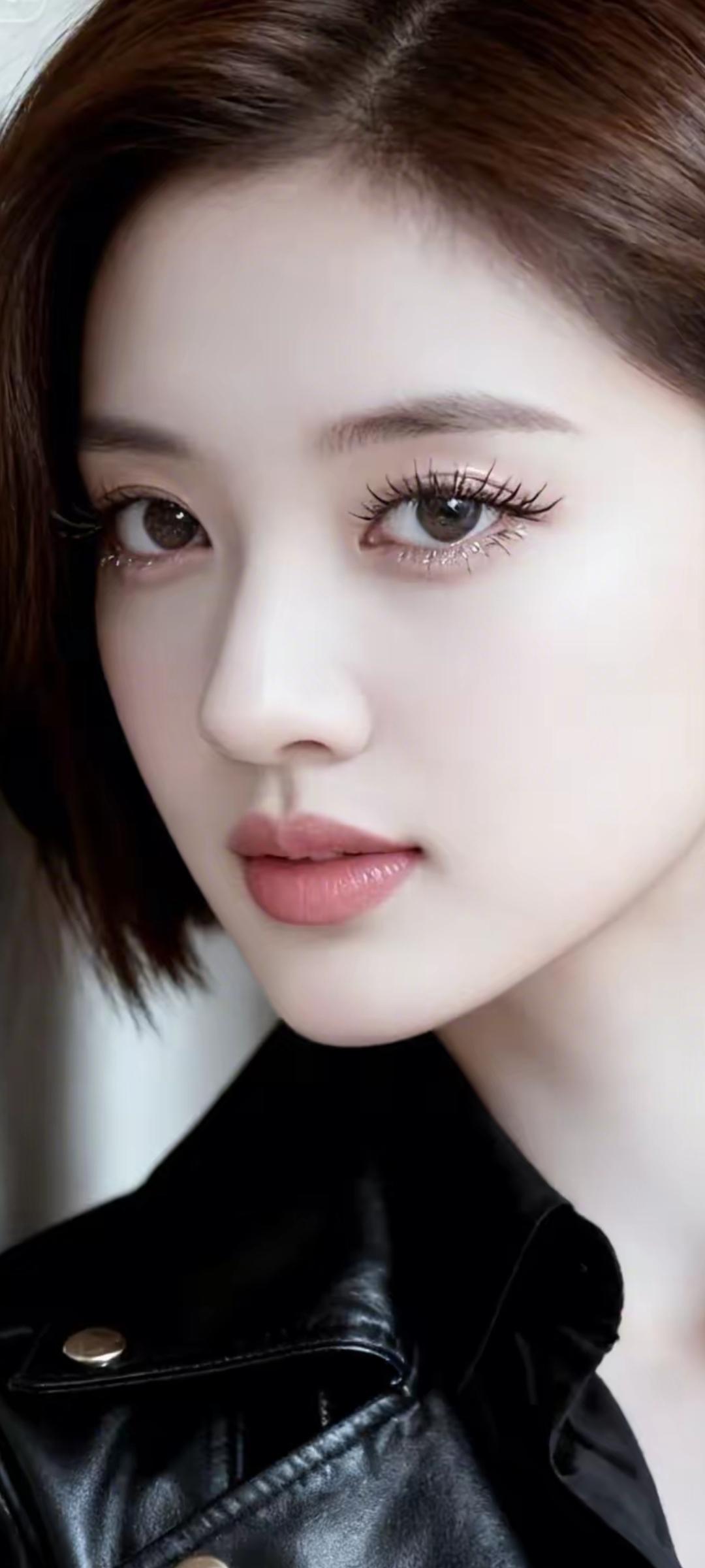 冷艳黑皮衣，酷炫少女风，尽显时尚魅力！😎💄👗