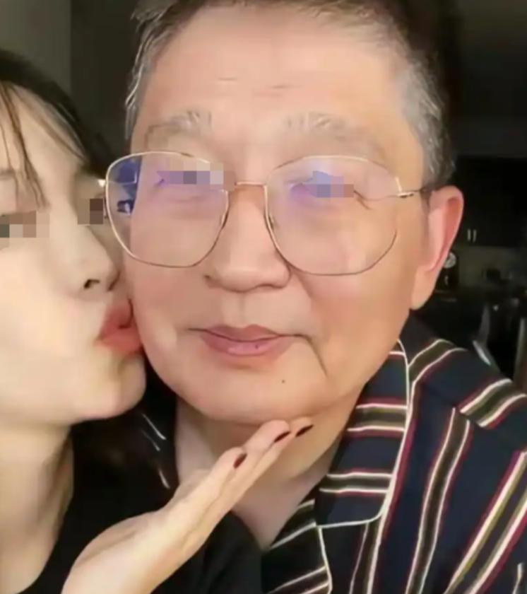 2024年，上海一52岁女子与大自己18岁、精神分裂的丈夫离婚后，突然得知丈夫的