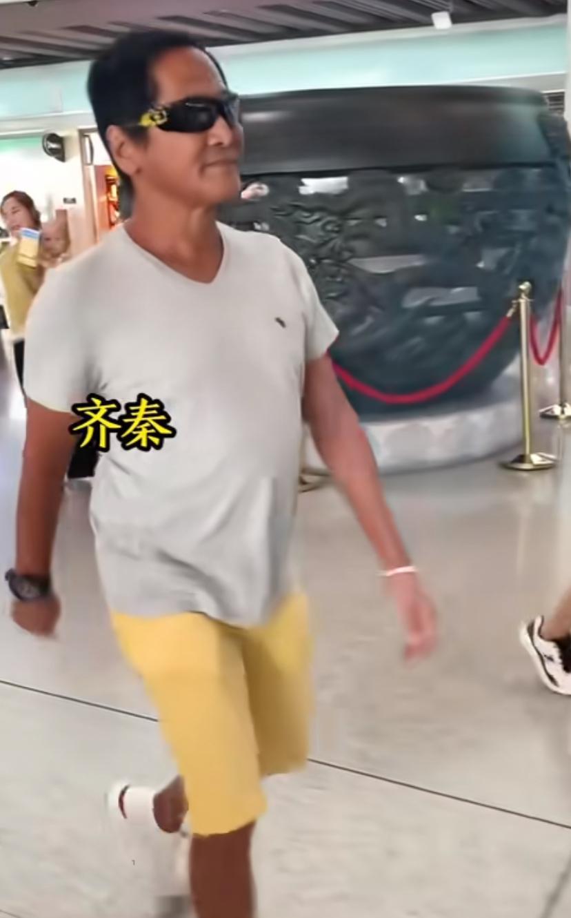 看到齐秦这个样子，才发现他是真的老了！真是一点星相也没有了，大腹便便的，就是一