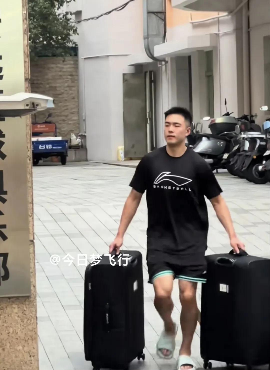 张文逸为什么没有坐球队大巴去广州二沙岛？本月2日，广东队拉队去广东省二沙训练中