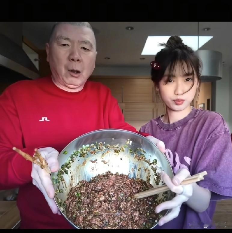 你发现没，冯小刚的女儿长的越来越像他了，小的时候牙齿确实有点外翻，现在长大了，也
