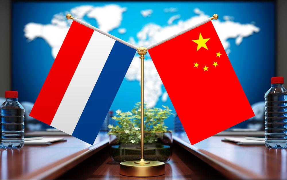 荷兰再次加强了禁运，这次连封装设备都不允许出口。可谁都没想到的是，中国厂商早已在