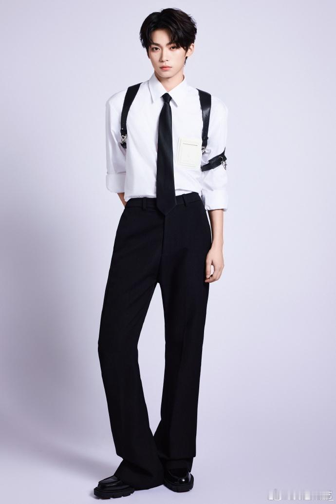 梓渝这是啥风格梓渝衬衫臂环造型，真的还是挺独特的呀，好想知道这是啥风格呢？又