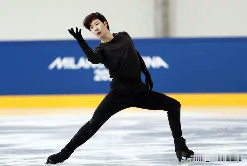 米兰冬奥会开赛在即，第三次出战冬奥会的中国花滑一哥金博洋开始在米兰的滑冰馆进行适