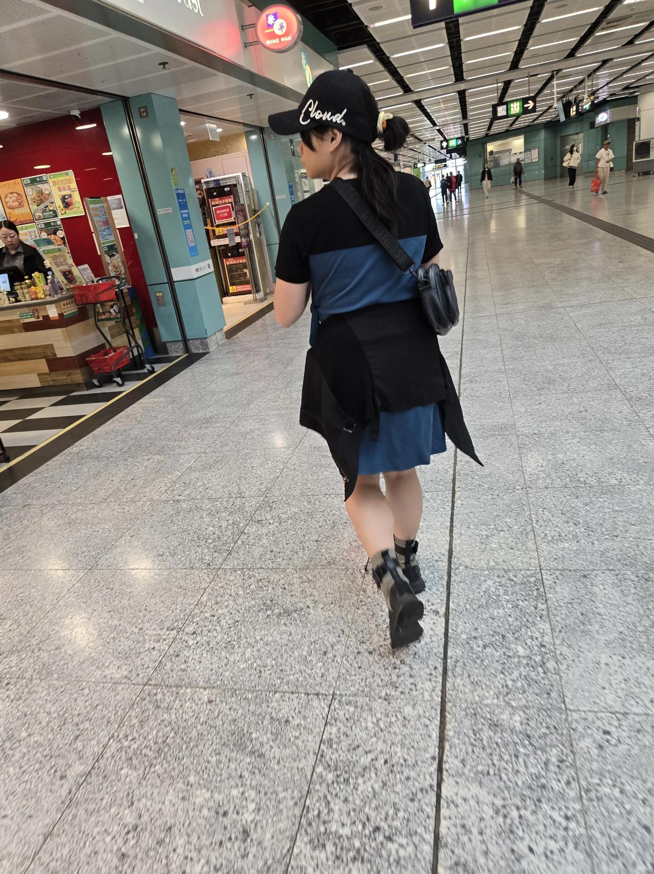 61岁阿姨在香港后厨打工，亲眼撞见3个“苛刻”细节：剃光肉膘、茄子只留3颗、全用